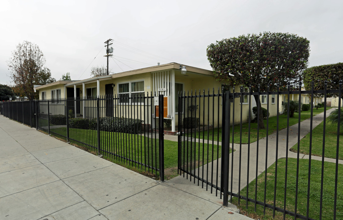 9825 Madison Ave in South Gate, CA - Building Photo