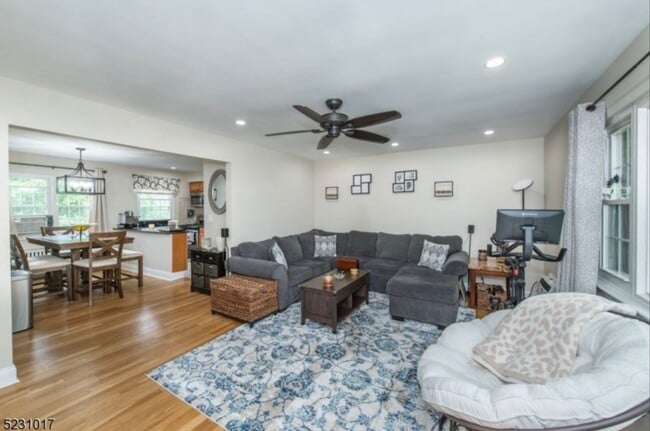 8 Wedgewood Dr in Verona, NJ - Building Photo - Building Photo