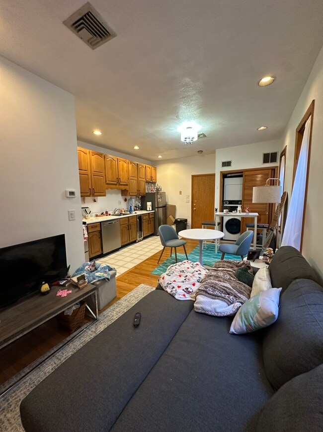 374 North St, Unit 1 in Boston, MA - Foto de edificio - Building Photo