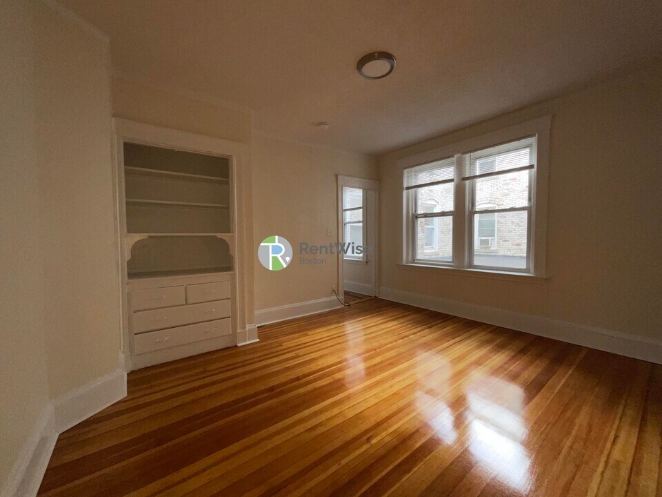 6 Barrows St in Boston, MA - Building Photo