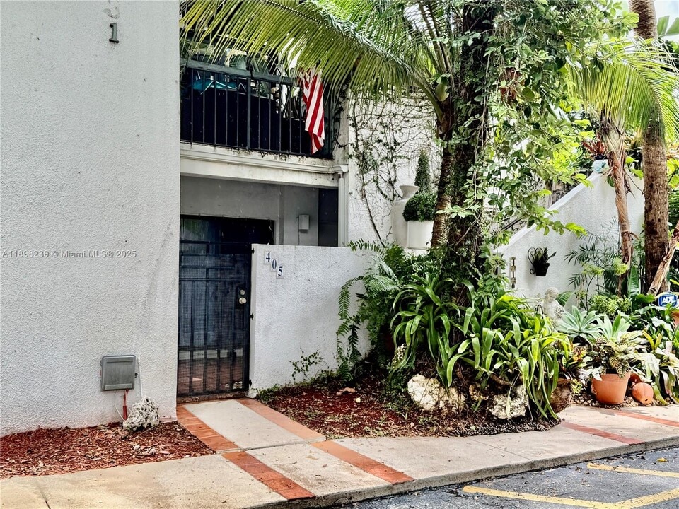 8331 SW 157th Ave in Miami, FL - Building Photo