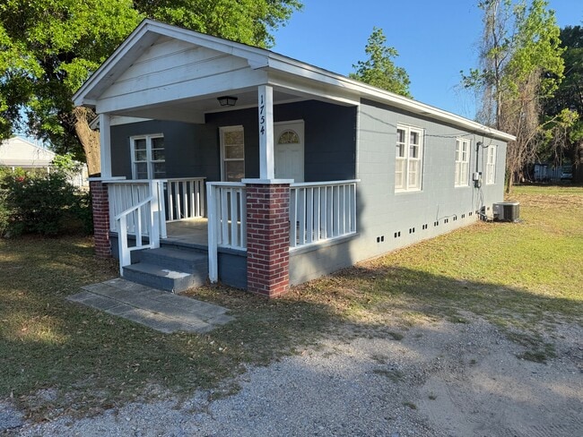 1754 Poplar St in Flomaton, AL - Foto de edificio - Building Photo