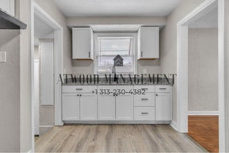 This beautifully updated 3-bedroom, 1-bath single-family home is ready for move-in! in Detroit, MI - Foto de edificio - Building Photo