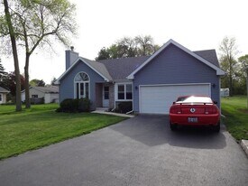 4638 Roslyn Road in Downers Grove, IL - Building Photo