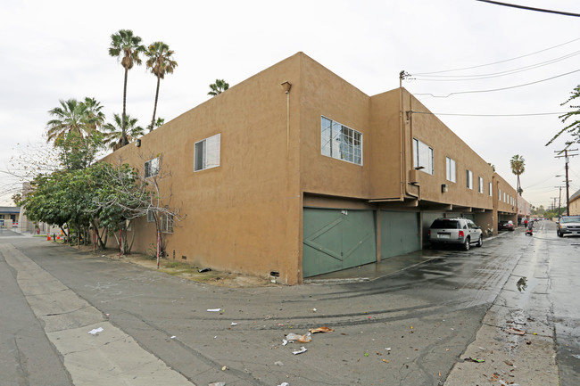 129-151 Guinida Ave in Anaheim, CA - Foto de edificio - Building Photo