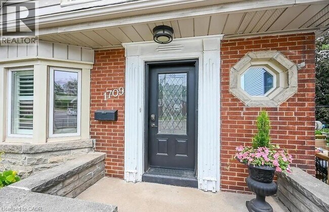 1709 King St E in Hamilton, ON - Building Photo - Building Photo