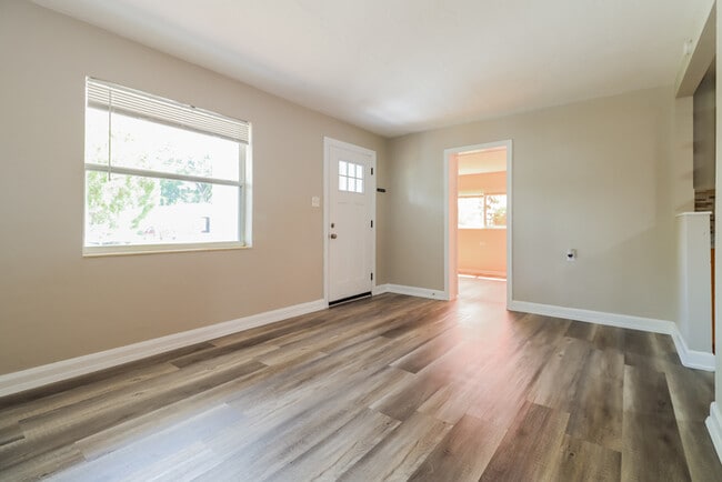 2145 25th Ave N in St. Petersburg, FL - Foto de edificio - Building Photo