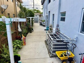 1305 NW 4th St, Unit 4 in Miami, FL - Building Photo - Building Photo