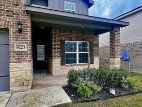 9223 Foxing Blf in Converse, TX - Foto de edificio - Building Photo