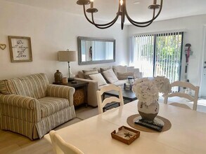 602 Executive Center Dr, Unit 209 in West Palm Beach, FL - Foto de edificio - Building Photo