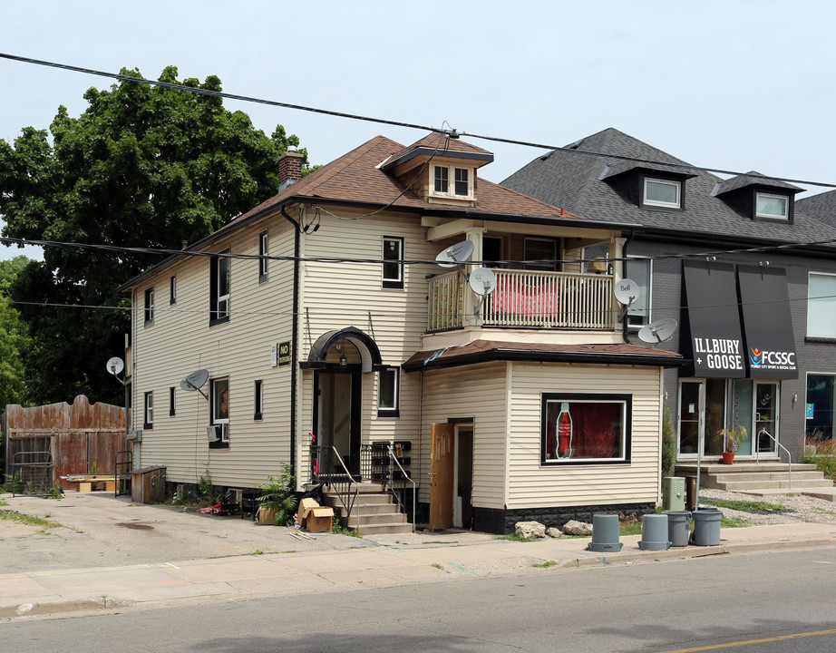 880 Dundas St in London, ON - Building Photo