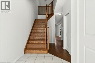 90 Raymond Rd in Hamilton, ON - Building Photo - Building Photo