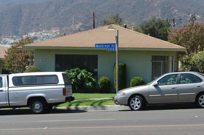 2122 Montrose Ave in Montrose, CA - Foto de edificio - Building Photo