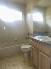 8928 Southbay Dr in Tampa, FL - Building Photo - Building Photo