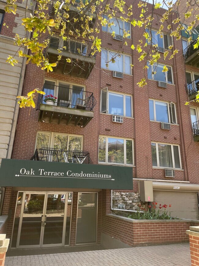property at 435 W Oakdale Ave