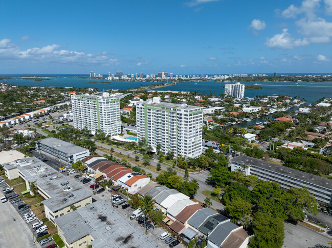 Bayview Towers in North Miami, FL - Building Photo - Building Photo