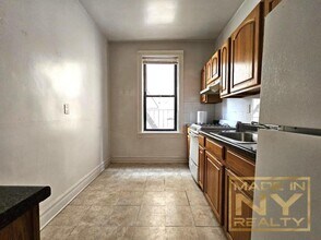 35-07 32nd St in Queens, NY - Building Photo - Building Photo