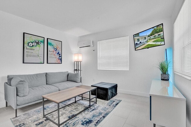 208 SE 4th St in Hallandale Beach, FL - Building Photo - Building Photo