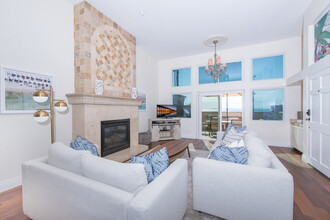 2202 W Oceanfront in Newport Beach, CA - Building Photo - Building Photo