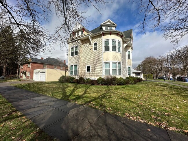 property at 176 S Chestnut St