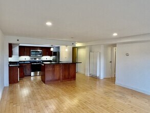 1600 Beacon St, Unit 1002 in Brookline, MA - Building Photo - Building Photo