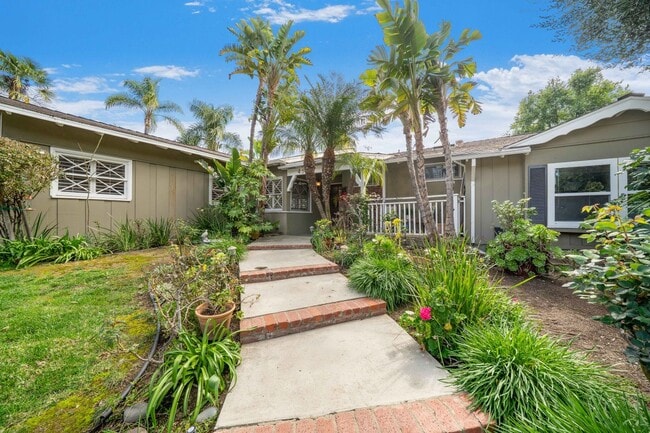 4571 Canoga Dr in Los Angeles, CA - Building Photo - Building Photo