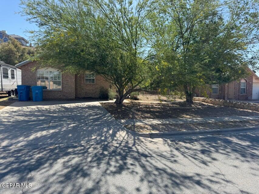 10751 Thunder Rd in Socorro, TX - Building Photo