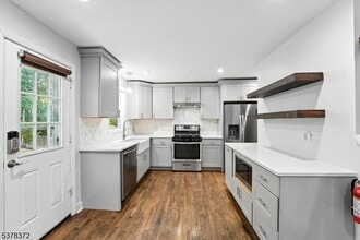 37-06 Ferry Heights in Fair Lawn, NJ - Building Photo - Building Photo