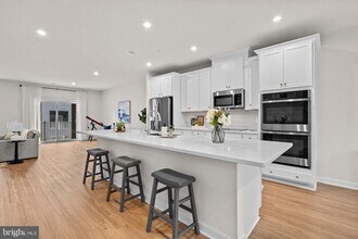 14114 Gypsum Lp in Chantilly, VA - Foto de edificio - Building Photo