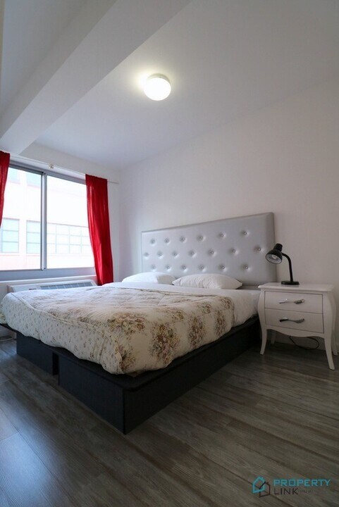 521 W 48th St in New York, NY - Building Photo