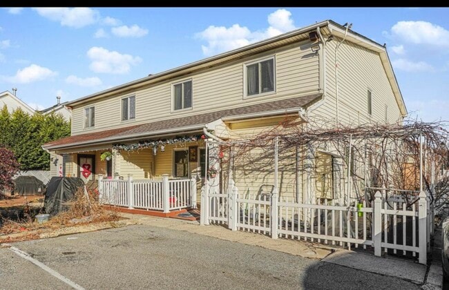 31 Greentree Ln in Staten Island, NY - Building Photo - Building Photo