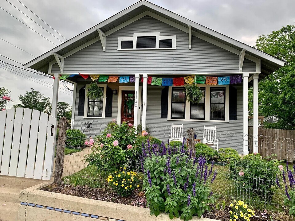 1130 E Crockett St in San Antonio, TX - Building Photo