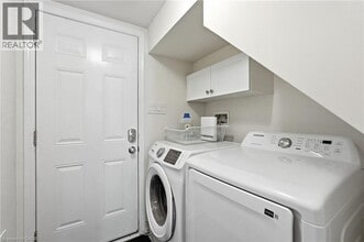 22 Spring Creek Dr in Waterdown, ON - Building Photo - Building Photo