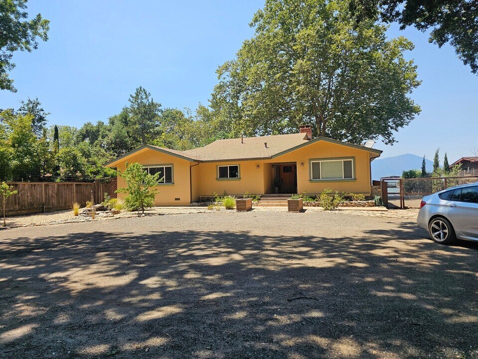 14047 Rosewood Ln in Clearlake, CA - Foto de edificio