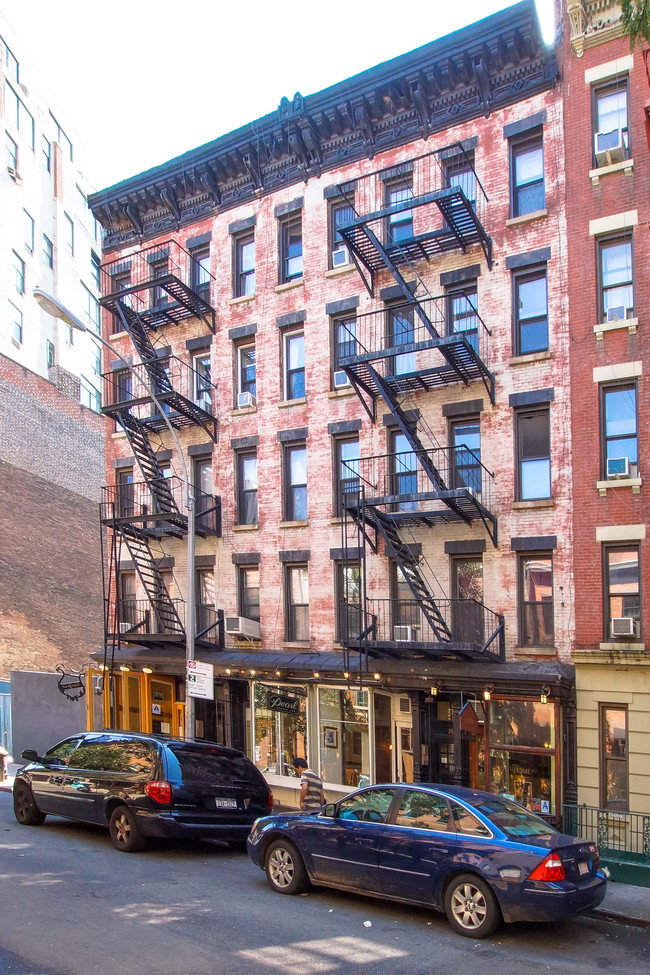 18 Cornelia Street in New York, NY - Building Photo - Building Photo