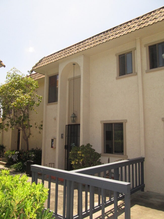 2340 Caringa Way in Carlsbad, CA - Building Photo - Building Photo