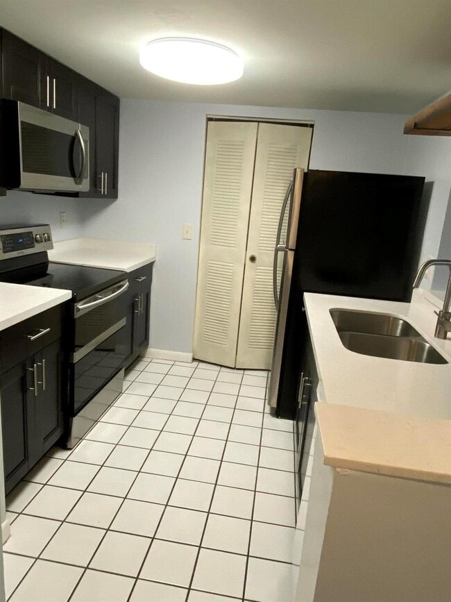 9899 Westview Dr, Unit 527 in Coral Springs, FL - Building Photo - Building Photo