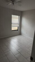 545 SE 4th Ter in Cape Coral, FL - Foto de edificio - Building Photo