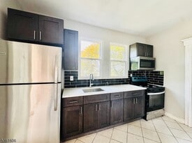 91 E Passaic Ave, Unit 2 in Bloomfield, NJ - Building Photo