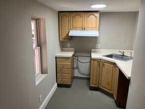 3617 Sharon Ave, Unit B in Greensboro, NC - Foto de edificio - Building Photo