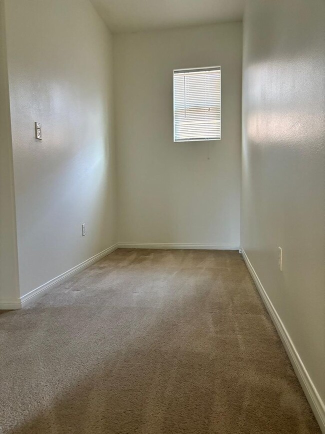 14622 Gilmore St-Unit -101 in Los Angeles, CA - Building Photo - Building Photo