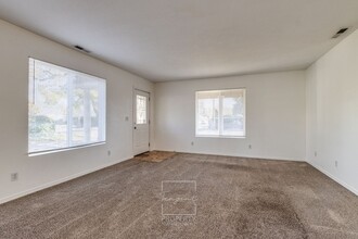 7130 SE Ogden St-Unit -Unit 7130 in Portland, OR - Foto de edificio - Building Photo