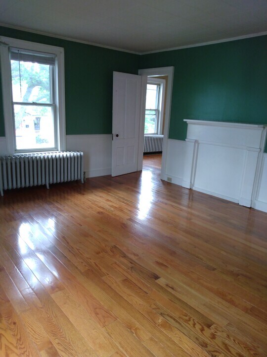 7 Locust Ave, Unit 2nd Floor in Danbury, CT - Foto de edificio
