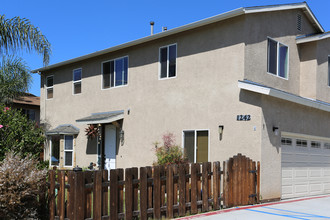 1242 Persimmon Ave in El Cajon, CA - Foto de edificio - Building Photo