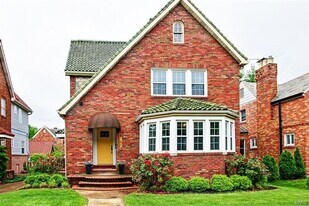 7104 Clayton Rd in Richmond Heights, MO - Building Photo