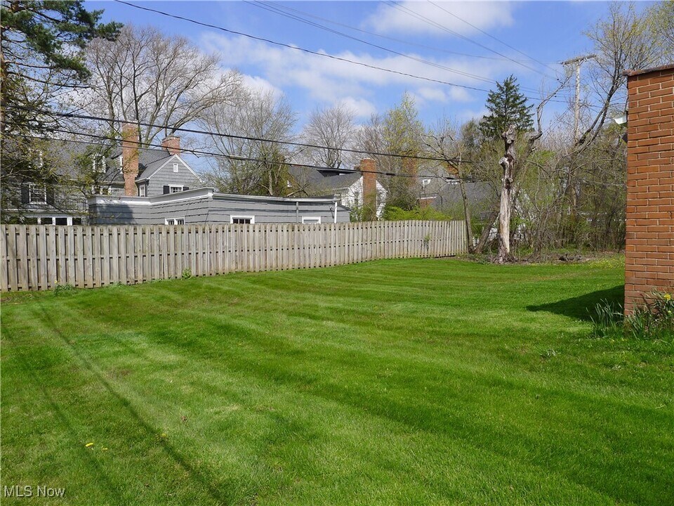 3006 Warrensville Center Rd in Shaker Heights, OH - Building Photo