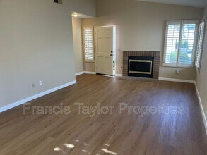 2327 Fair Oak Ct in Escondido, CA - Foto de edificio - Building Photo