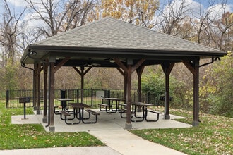 Springwell Village in St. Charles, MO - Foto de edificio - Building Photo