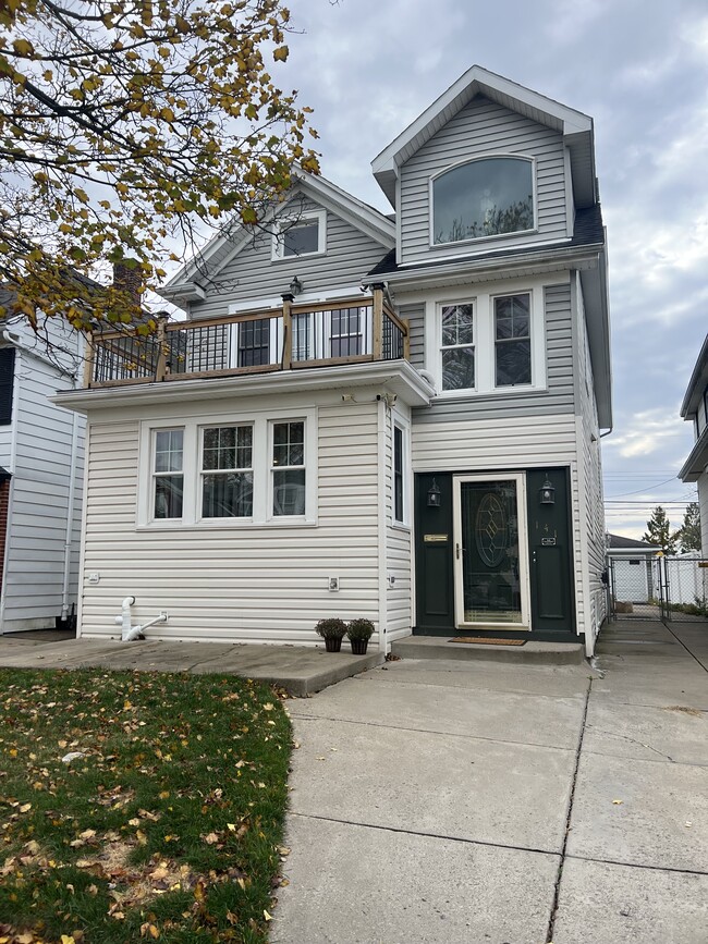 141 Nassau Ave, Unit Nassau Upper in Kenmore, NY - Foto de edificio - Building Photo