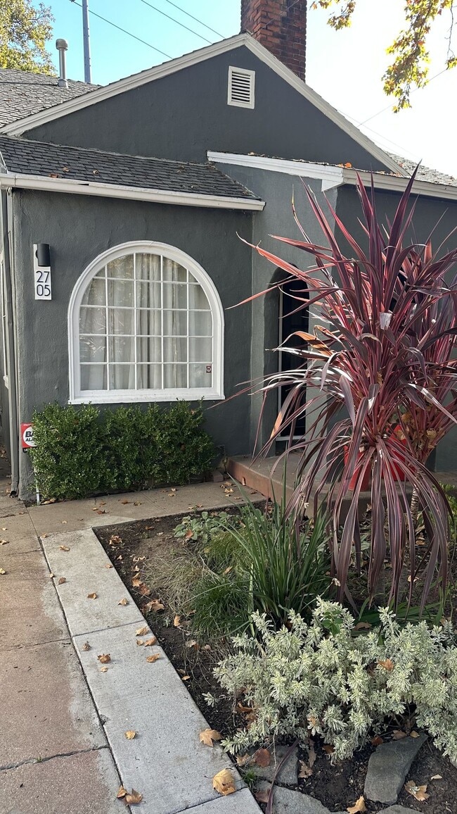 2707 Freeport Blvd in Sacramento, CA - Building Photo - Building Photo